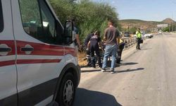 Motosiklet kazası, sürücü kask sayesinde ölümden öndü