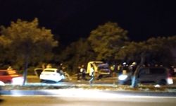 Eskişehir'de iki araç kafa kafaya çarpıştı: Trafik kilit