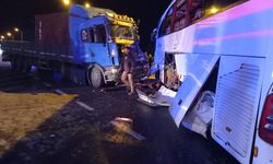 Bozüyük'te yolcu otobüsü ile tır çarpıştı: 20 yaralı