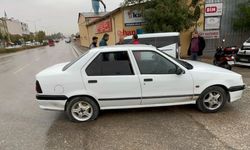 Çaldığı otomobilin lastiği patladı, trafiği birbirine kattı
