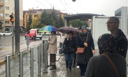Eskişehir'de aniden bastıran yağış vatandaşlara zor anlar yaşattı