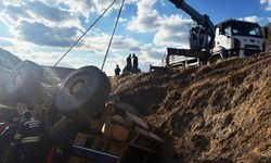 Operatör devrilen iş makinesinin altında kaldı