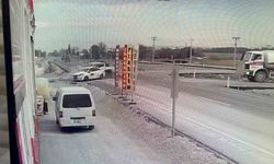 Eskişehir'de otomobile arazi aracı çarptı, kaza anı kameraya yansıdı