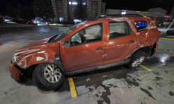 Otomobil yoldan çıkarak bariyerlere çarptı