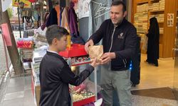Eskişehir'de bir esnaf her gün 20 kilo ücretsiz dağıtıyor