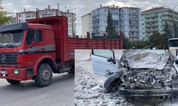 Eskişehir'de kamyona çarpan otomobilin sürücüsü öldü