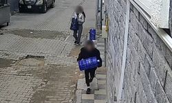 2 çocuk apartman önündeki damacanaları çaldı