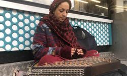 Sıra dışı müzik aleti ile sokakta sanatını devam ettiriyor