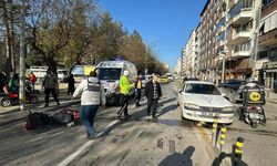 Elektrikli bisikletli otomobile çarptı, o anlar kamerada