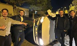 Kazalı araçla hatıra fotoğrafı çekindiler