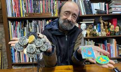 Onun karikatür çizim sevgisi bitmedi