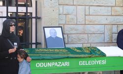 Ünlü oyuncu Burcu Özberk'in dedesi son yolculuğuna uğurlandı