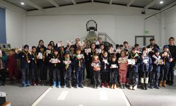 Yeni yıl dileklerini kendi hazırladıkları kartlara yazdılar