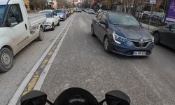 Yoğun trafikte ters yöne giren sürücü tehlikeye davetiye çıkardı