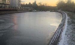 2026'nın ilk günü: Porsuk Çayı buz tuttu