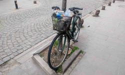 Aylardır ağaca kilitli duran bisikleti çöp kutusuna çevirdiler