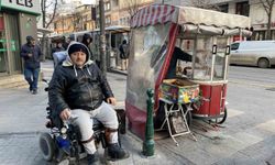 Engelli vatandaş ekmek parasını kazanmak için eksi 17 derecede simit satıyor