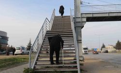 Eskişehir'de o mahallede yaşlılar yolun karşısına geçmekte zorlanıyor
