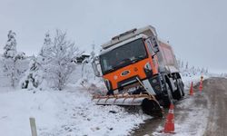 Eskişehir’de kar küreme aracı yoldan çıktı