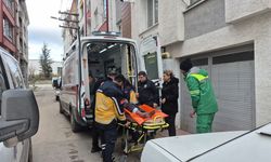 Evinde düşen yaşlı kadını polis kapıyı kırarak kurtardı