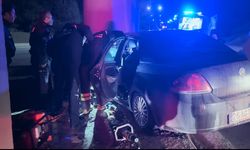 Kontrolden çıkan otomobil köprünün kolonuna saplandı