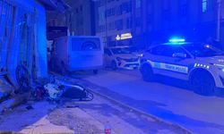 Motosiklet önce yayaya ardından duvara çarptı: 3 yaralı