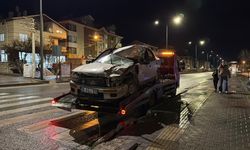 Otomobilin içinde sıkışan sürücüyü itfaiye ekipleri kurtardı