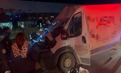 Panelvan araç  tıra ok gibi saplandı: 2 ağır yaralı