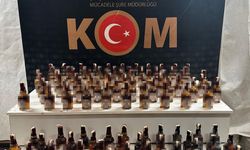 Polis durdurdu, bagajdan 100 şişe kaçak alkol çıktı