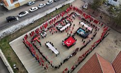 Yunus Emre MTAL'de öğrenciler 103 Türk bayrağı açarak Cumhuriyeti selamladı