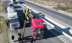 Afyonkarahisar'da tır yolcu minibüsüne çarptı: 11 yaralı