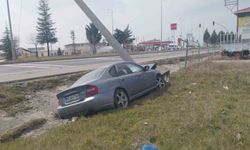 Tavşanlı'da otomobil elektrik direğine çarptı