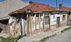 Eskişehir'de metruk ev çevreye tehlike saçıyor