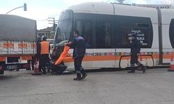 Eskişehir'de minibüsle çarpışan tramvay raydan çıktı