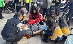 İki otomobil çarpıştı, savrulan araçlardan biri yayaların arasına daldı