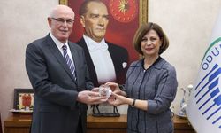 Kazım Kurt'a ödülünü Ayşe Ünlüce verdi