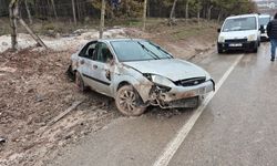 Kontrolden çıkan otomobil yol kenarına savruldu: 3 yaralı