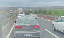 TIR'daki profil demirler yola savruldu, trafik durdu