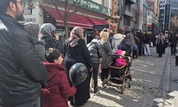 Vatandaşlar indirim için metrelerce kuyruk oluşturdu