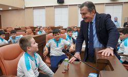 Başkan Ataç Minik Öğrencilere Belediye Çalışmalarını Anlattı