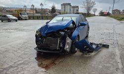 Dur' levhasına uymayan otomobil, çöp kamyonuna çarptı: 1 yaralı