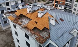 Fırtına binanın çatısını uçurdu, faciadan dönüldü