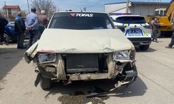 İki araç çarpıştı, 4 araç hasar aldı