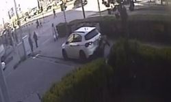 Kaldırımda yürüyen yayanın otomobilin altında kaldığı anın görüntüsü ortaya çıktı
