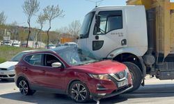 Kamyonun önüne kattığı araçta can pazarı