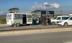 Kazadan sonra ters yöne giren minibüs hafif ticari araçla çarpıştı: 1’i çocuk 4 yaralı