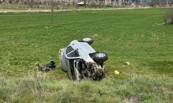 Otomobil tarlaya devrildi: 4 kişi yaralandı