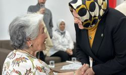 Ayşen Gürcan huzurevindeki anneleri unutmadı