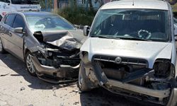 İki araç çarpıştı: 5 kişi yaralandı