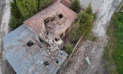 Yıldırımın düştüğü minare yıkıldı, imam yaralandı